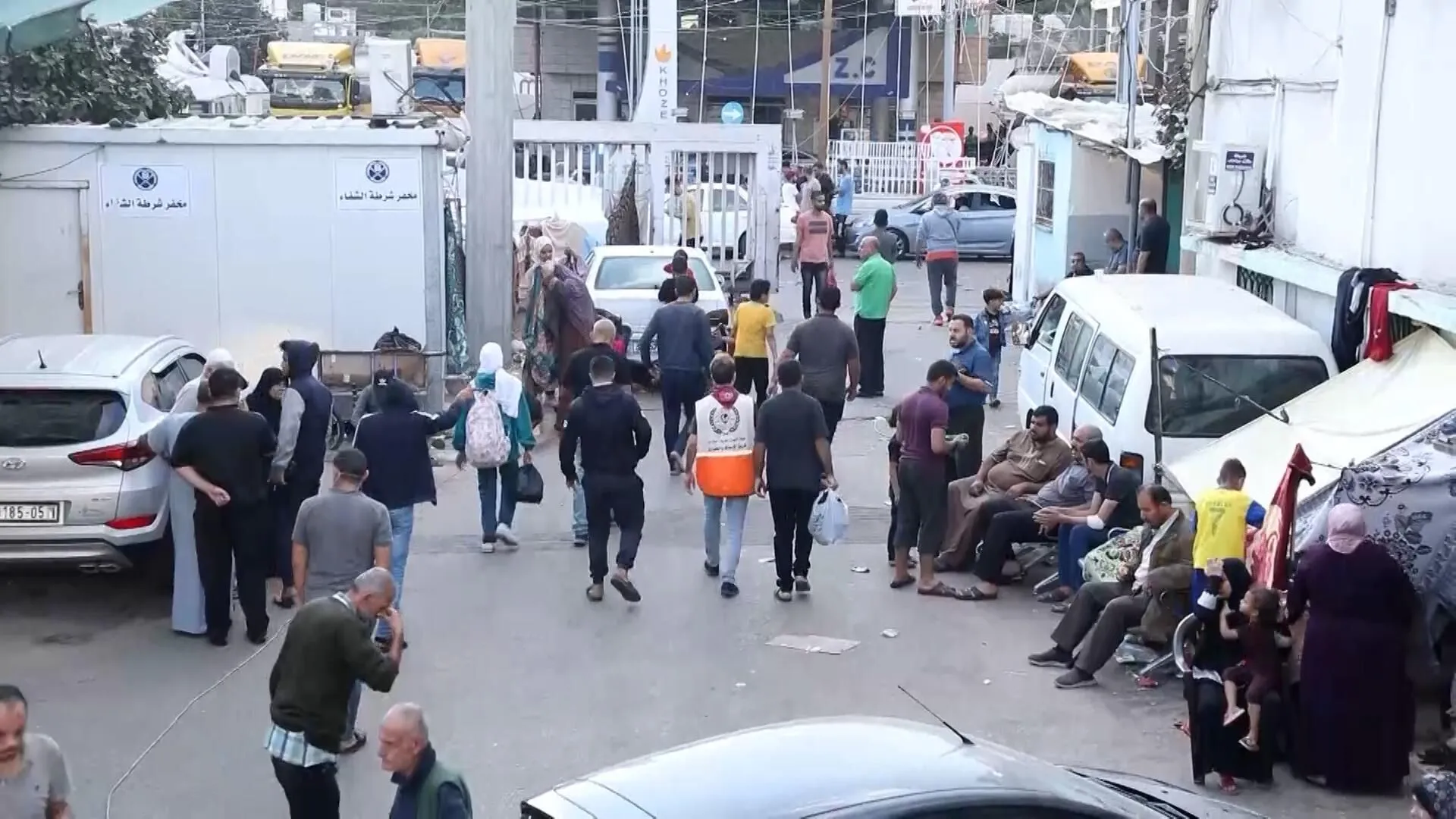 من حطام مستشفى الشفاء فی غزه... مهندسون یعیدون الحیاه لأجهزه طبیه مدمره