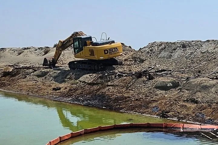 پاکسازی کامل آلودگی نفتی کانال پرورش میگوی روستای کندال پس از لکه‌گیری/ استقرار شبانه‌روزی تیم‌های مقابله با آلودگی دریایی و جوامع محلی