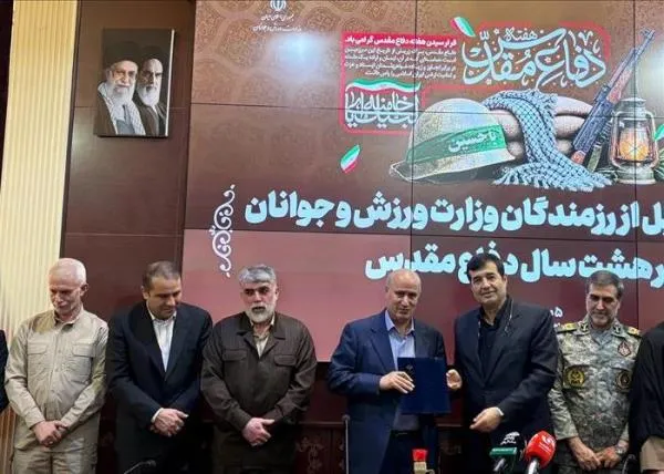 دکتر دنیامالی از رزمندگان و ایثارگران وزارت ورزش و جوانان تجلیل کرد