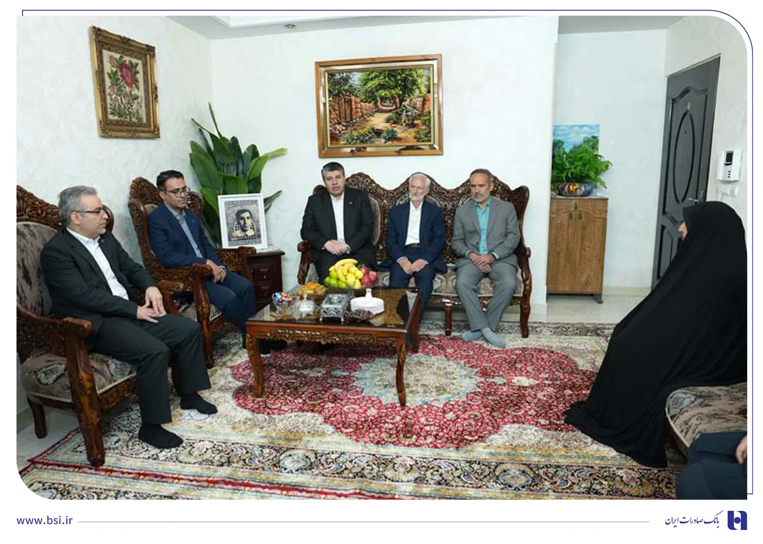دیدار افشین خانی با خانواده اولین شهید بانک صادرات ایران/ تاکید بر الگوبرداری از سیره شهدا در خدمت‌رسانی به مردم