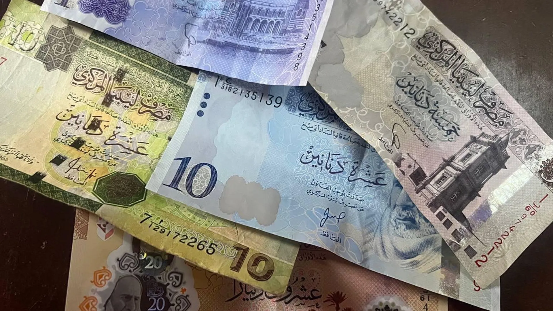 الدینار اللیبی فی مواجهه الدولار... فجوه سعر الصرف تضغط على المواطن وتختبر أدوات المصرف المرکزی