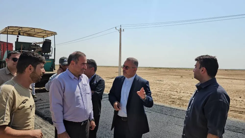 بازدید نماینده مردم شادگان از عملیات آسفالت جاده ورودی روستای منصوره تا جاده آب جنوب شرق؛یکی از مطالبات دیرینه مردم در حال تحقق است