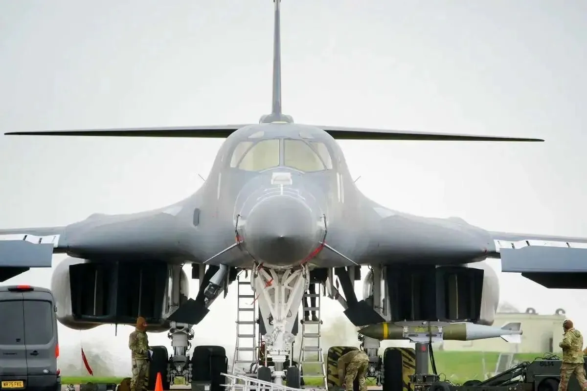 خروج 12 بمب‌افکن B-1 آمریکا از پایگاه هوایی انگلیس