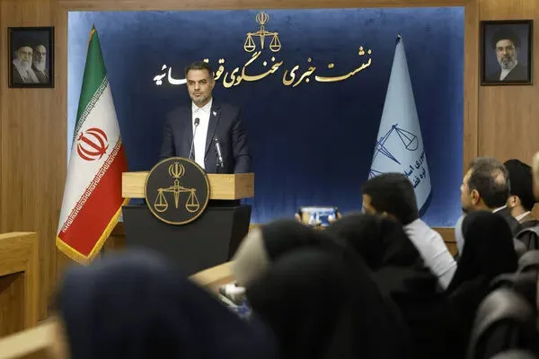 مصونیت نمایندگان شامل جرایم خارج از وظایف نمایندگی نمی‌شود ؛ چرا با توهین به رئیس‌جمهور برخورد نمی‌شود؟