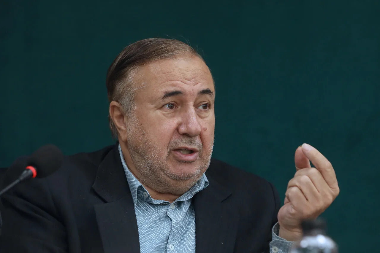 انتقاد از سوءمدیریت بانک مرکزی در بازار ارز/ «واجبات ارزی» معطلِ تخصیص ارز به «مستحبات» است