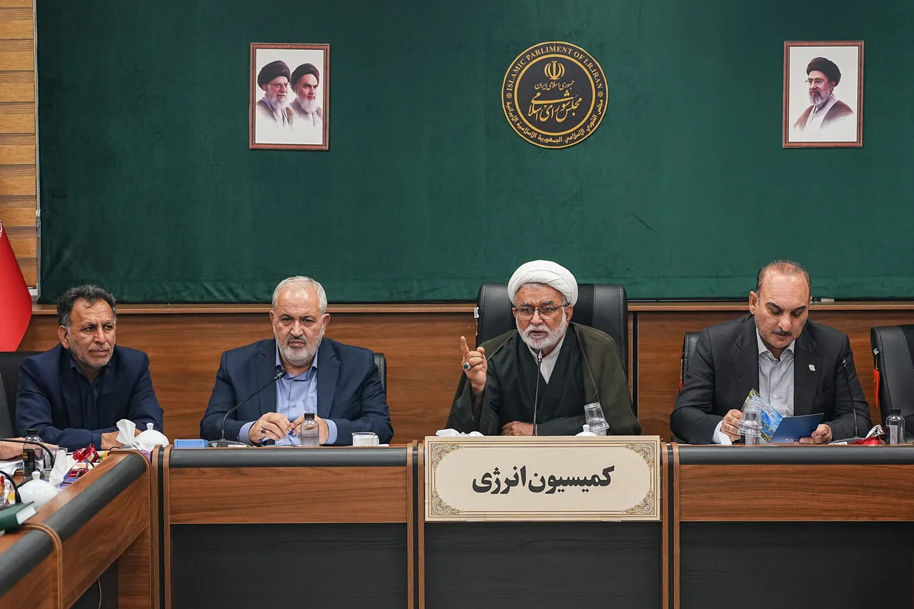 گلایه نمایندگان از ادامه خاموشی‌ها در جلسه کمیسیون انرژی/نگرانی ها از مازوت‌سوزی نیروگاه‌ها