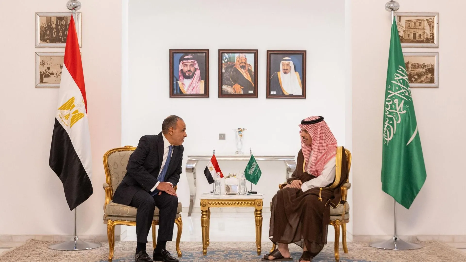 السعودیه ومصر تؤکدان ضروره الحفاظ على أمن الملاحه فی البحر الأحمر وباب المندب