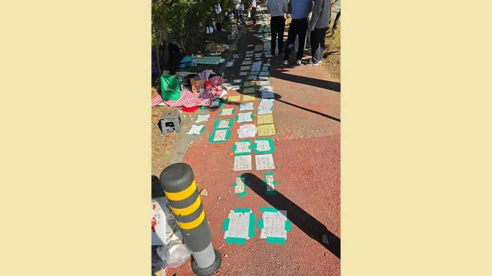At some South Korean festivals, paper now waits in line