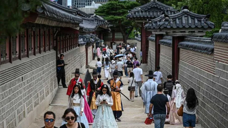 Foreign tourist spending in Seoul jumps nearly 60%