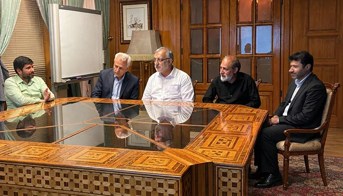 بررسی راهکارهای ارتقاء بسته‌های معیشتی شهرداری تهران در نشست هم‌اندیشی با حضور زاکانی