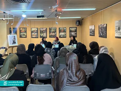 عکس؛ رونمایی رمان «باد پردۀ توری ایوان را تکان می‌دهد» در کتابخانه اخلاق