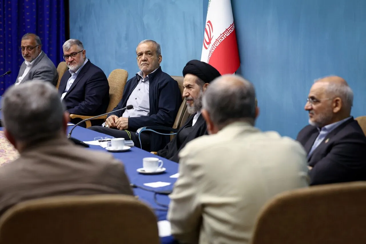پزشکیان: اگر لازم باشد بخش‌هایی از دولت را برای حفظ تولید خاموش می‌کنیم