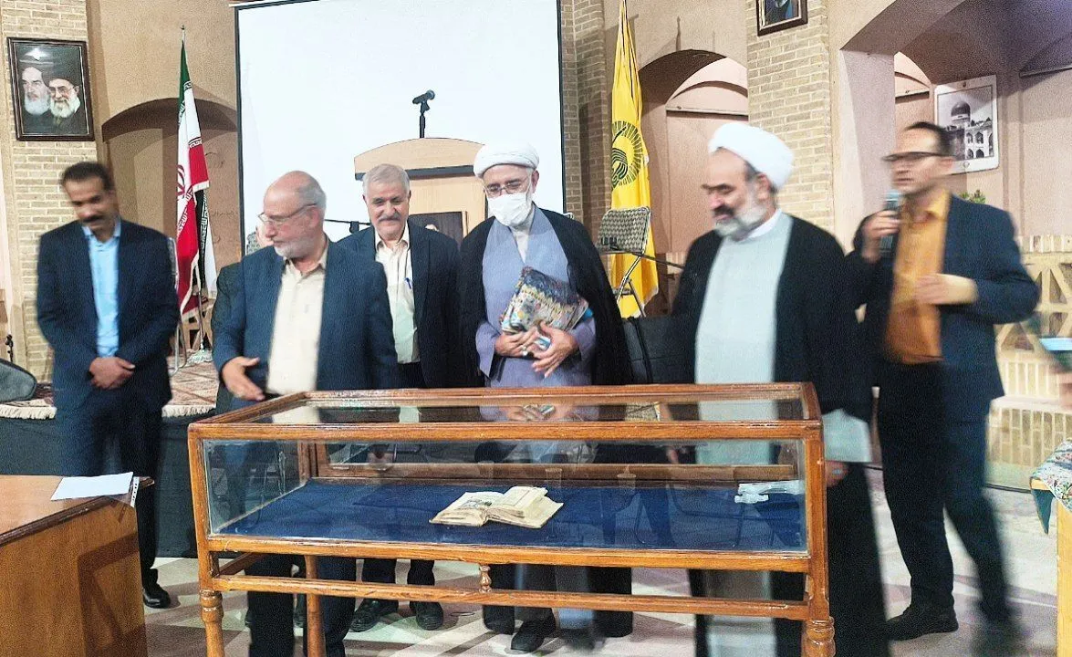 گنجینه 400 ساله حافظ در یزد رونمایی شد؛ دیوانی نفیس با 14 مجلس مینیاتور
