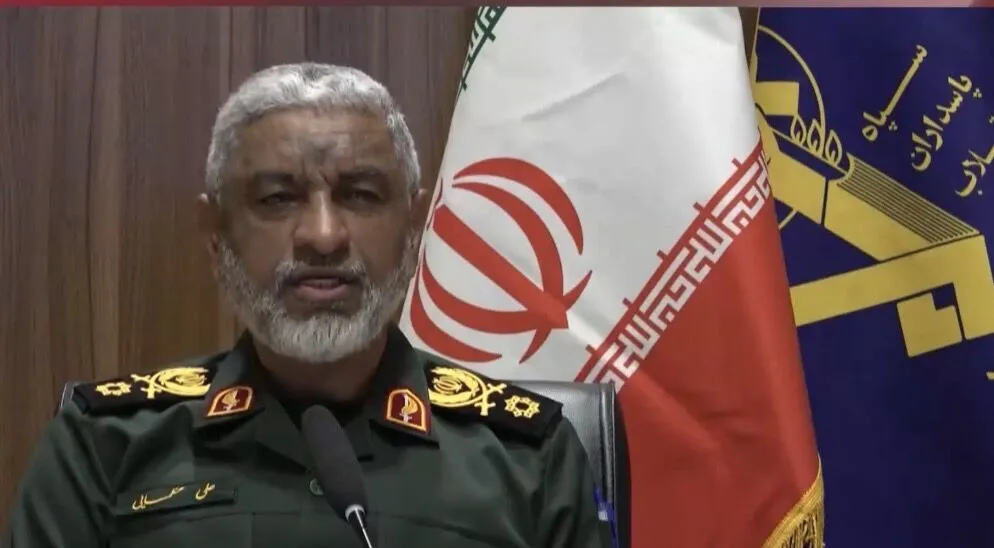 دریادار عظمایی: ناوهای آمریکایی جرأت نزدیک شدن به تنگه هرمز را ندارند