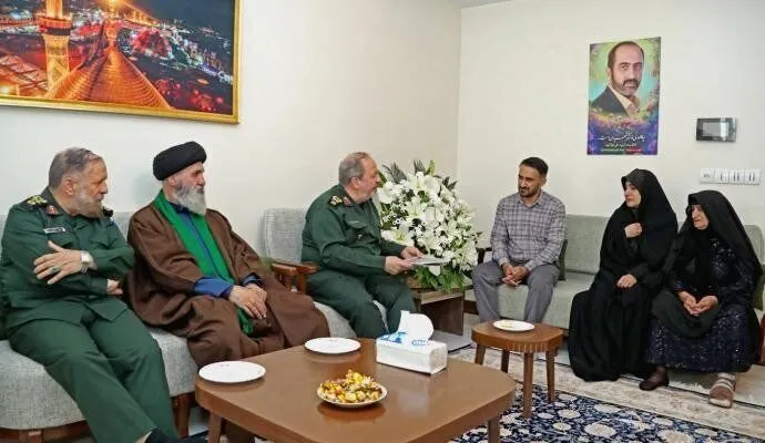 سردار ابن‌الرضا در دیدار با خانواده شهید فولادوند: خانواده‌های شهدا سرمایه‌های ارزشمند معنوی کشور هستند