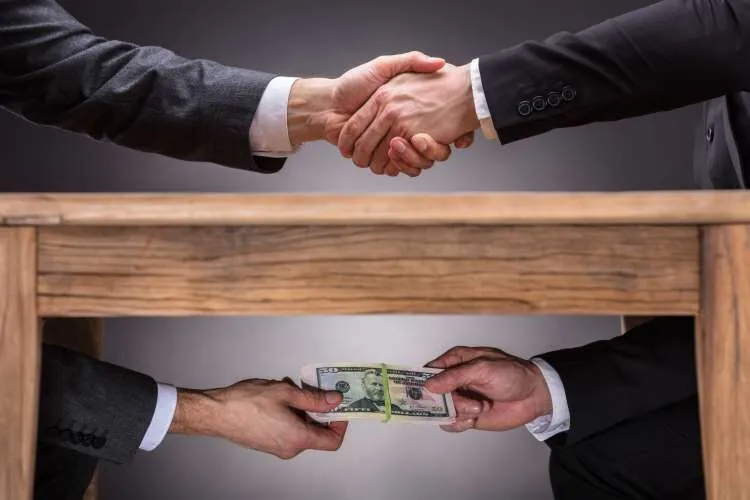از اتهام دریافت رشوه تا اختلاس؛ جزئیات پرونده کارکنان مالیاتی متخلف اعلام شد