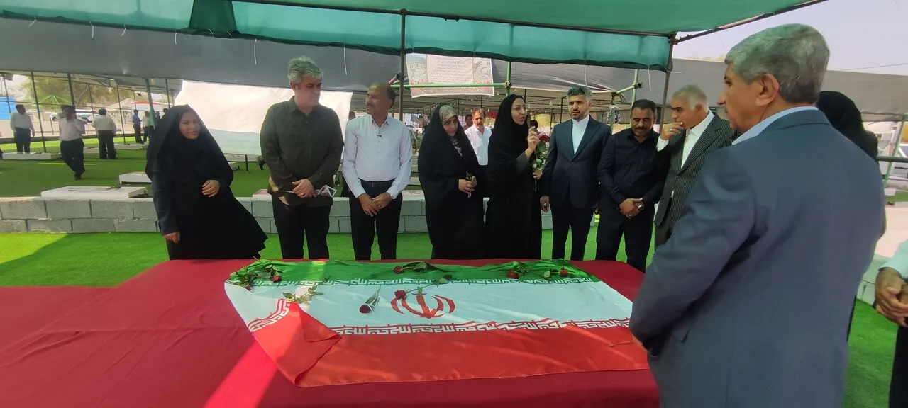 اعضای کمیسیون بودجه به مقام شامخ شهدای دانش‌آموز میناب ادای احترام کردند