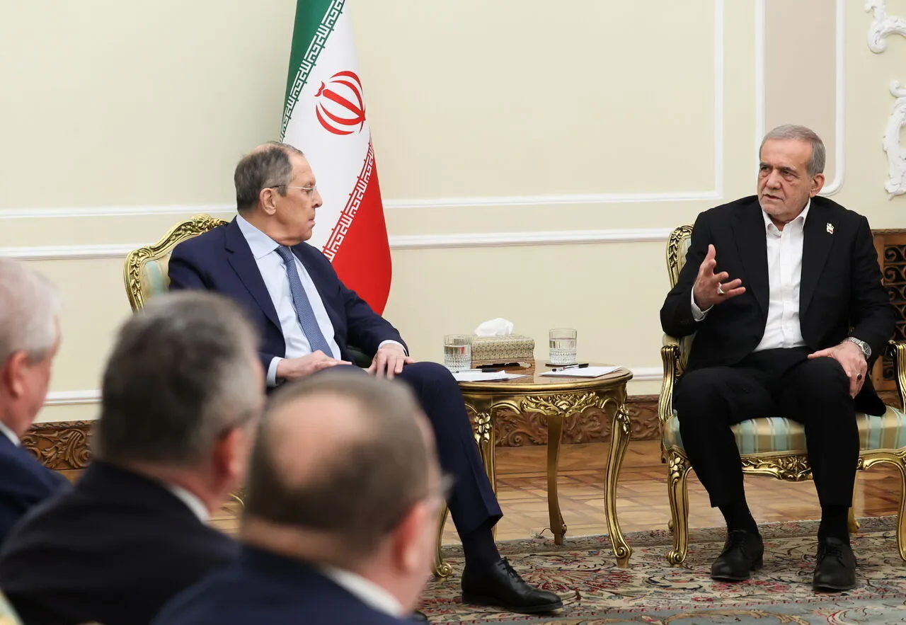 پزشکیان در دیدار لاوروف: ایران و روسیه نقش مؤثری در تقویت صلح و نظم چندجانبه‌گرا دارند