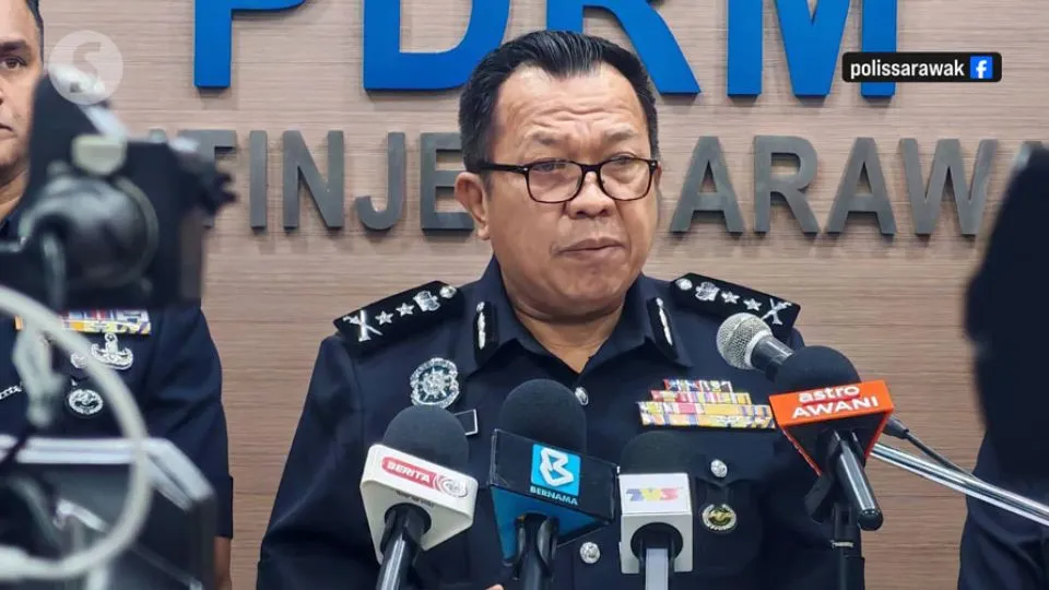 Malaysian cops arrest student for injuring teacher with axe