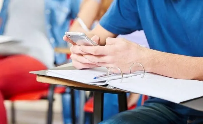 استفاده از موبایل در مدارس آزاد شد؟ جزئیات مقررات جدید درباره تلفن همراه و نصب دوربین