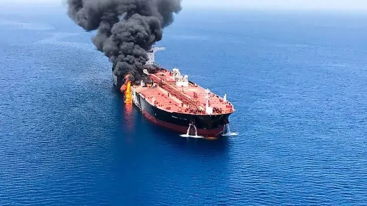 سپاه از برخورد 2 سوپرنفتکش با مین دریایی در تنگه هرمز خبر داد