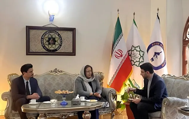 تأکید دبیرکل مجمع شهرداران آسیایی بر توسعه همکاریهای بینالمللی شهری در دیدار با سفیر رومانی