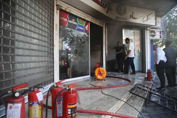 حریق در یک مجتمع تجاری تهران/ نجات 20 نفر از حادثه
