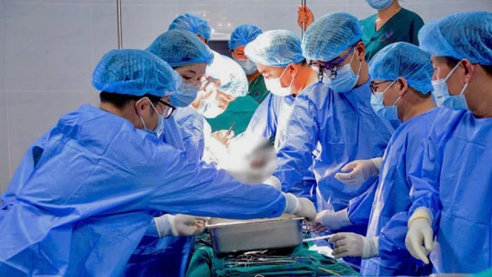 Kidney transplant succeeds after 1,800km journey across Vietnam