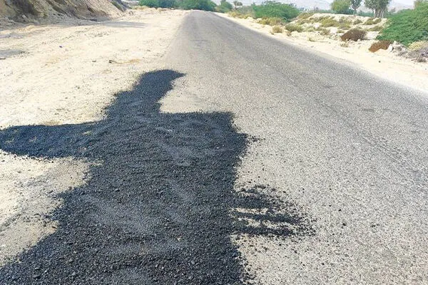 لکهگیری و روکش آسفالت محورهای مواصلاتی شهرستان قشم (هرمزگان) تداوم یافت