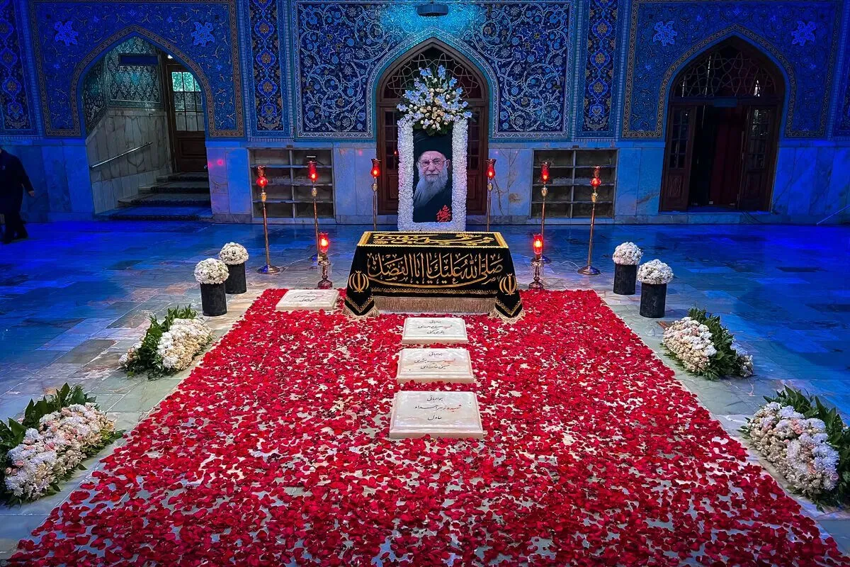 تجدید بیعت عاشقان رهبر انقلاب در جوار مزار شهید آیت‌الله خامنه‌ای