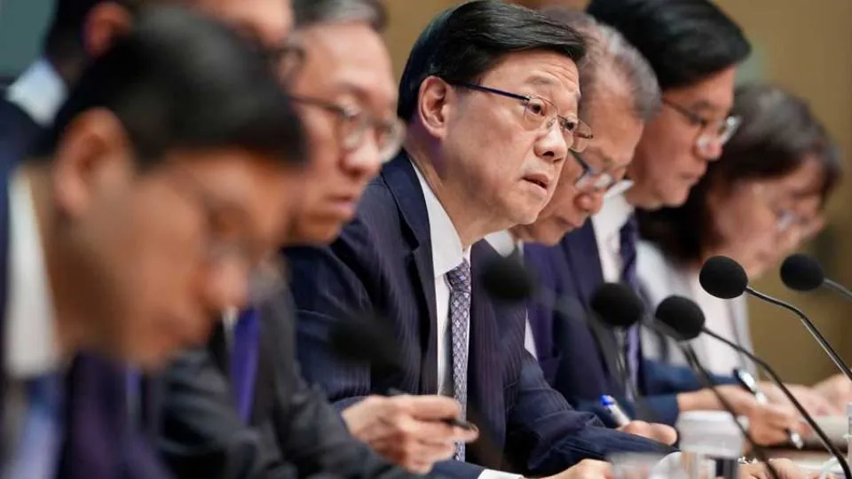 Hong Kong deadly high-rise blaze: Housing chief resigns taking political responsibility