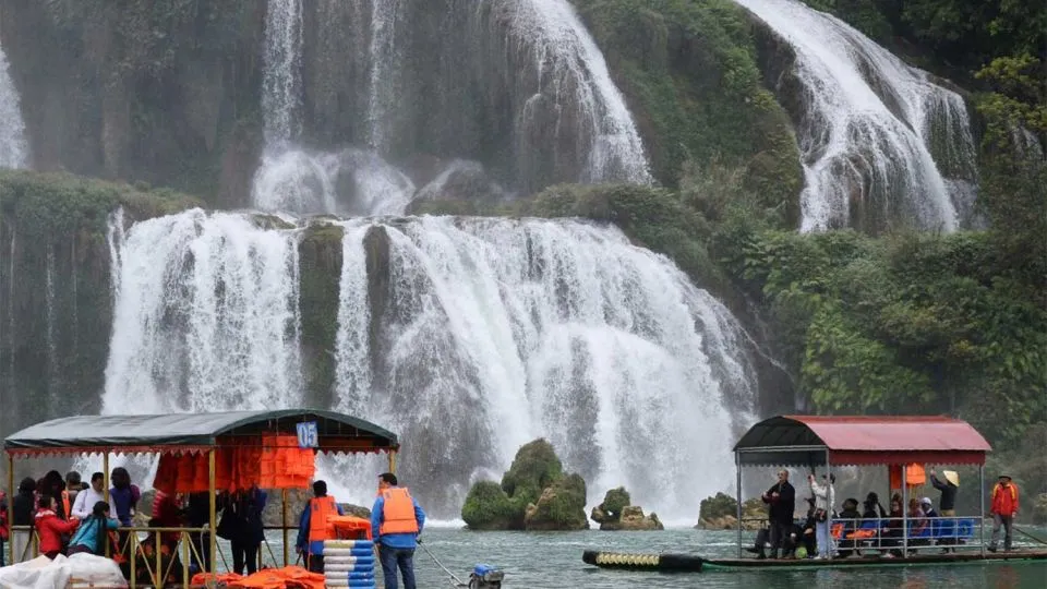 China-Vietnam first cross-border tourism zone scores big